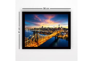 Inramad Canvastavla i trä - 41x56 cm - Vacker stadsbild av en bro med en glittrande skyline i bakgrunden - Guld / Blå / Rosa - Inredning - Tavlor & posters - Canvastavla