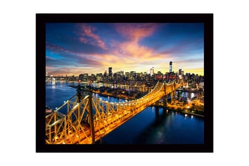 Inramad Canvastavla i trä - 41x56 cm - Vacker stadsbild av en bro med en glittrande skyline i bakgrunden - Guld / Blå / Rosa - Inredning - Tavlor & posters - Canvastavla