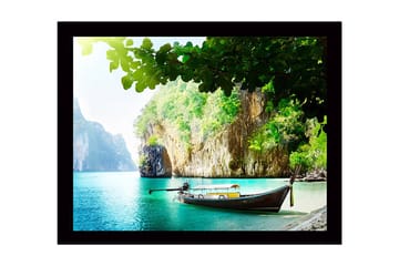 Inramad Canvastavla i trä - 41x56 cm - Vacker strand med en båt vid en grönskande klippkust - Turkos / Grön / Brun - Inredning - Tavlor & posters - Canvastavla