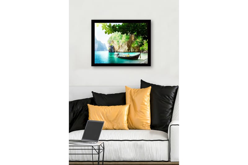 Inramad Canvastavla i trä - 41x56 cm - Vacker strand med en båt vid en grönskande klippkust - Turkos / Grön / Brun - Inredning - Tavlor & posters - Canvastavla