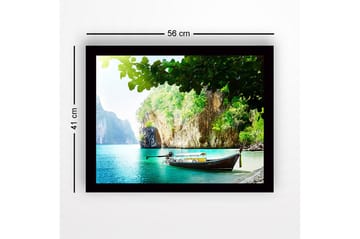 Inramad Canvastavla i trä - 41x56 cm - Vacker strand med en båt vid en grönskande klippkust - Turkos / Grön / Brun - Inredning - Tavlor & posters - Canvastavla