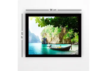 Inramad Canvastavla i trä - 41x56 cm - Vacker strand med en båt vid en grönskande klippkust - Turkos / Grön / Brun - Inredning - Tavlor & posters - Canvastavla