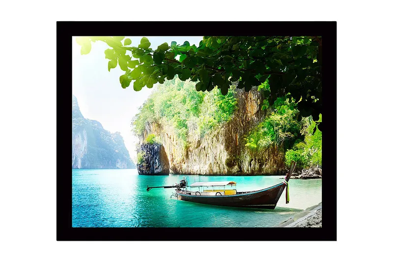 Inramad Canvastavla i trä - 41x56 cm - Vacker strand med en båt vid en grönskande klippkust, Turkos / Grön / Brun