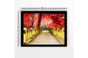 Inramad Canvastavla i trä - 41x56 cm - Vacker träbro omgiven av röda träd i en höstlig miljö - Röd / Gul / Brun - Inredning - Tavlor & posters - Canvastavla
