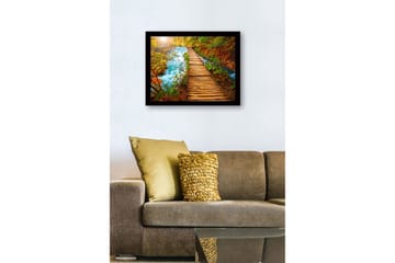 Inramad Canvastavla i trä - 41x56 cm - Vacker träbro som leder över en porlande bäck omgiven av grönskande natur - Grön / Blå / Brun - Inredning - Tavlor & posters - Canvastavla