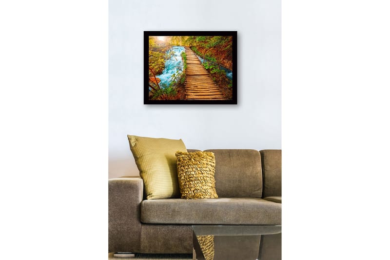 Inramad Canvastavla i trä - 41x56 cm - Vacker träbro som leder över en porlande bäck omgiven av grönskande natur - Grön / Blå / Brun - Inredning - Tavlor & posters - Canvastavla