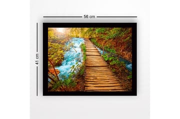 Inramad Canvastavla i trä - 41x56 cm - Vacker träbro som leder över en porlande bäck omgiven av grönskande natur - Grön / Blå / Brun - Inredning - Tavlor & posters - Canvastavla