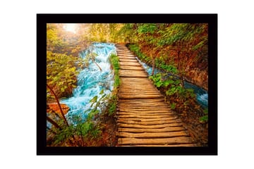 Inramad Canvastavla i trä - 41x56 cm - Vacker träbro som leder över en porlande bäck omgiven av grönskande natur - Grön / Blå / Brun - Inredning - Tavlor & posters - Canvastavla