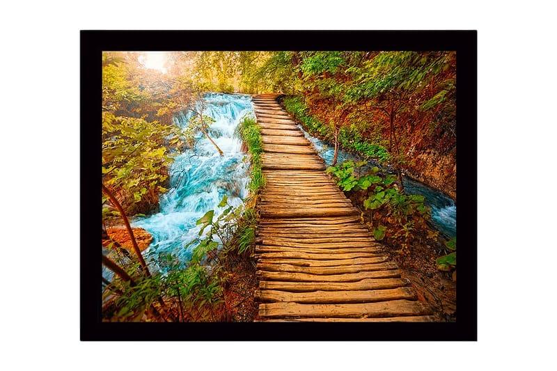 Inramad Canvastavla i trä - 41x56 cm - Vacker träbro som leder över en porlande b äck omgiven av grönskande natur, Grön / Blå / Brun