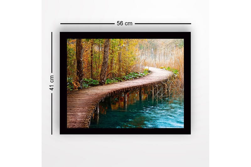 Inramad Canvastavla i trä - 41x56 cm - Vacker träbro som slingrar sig genom en höstlig skog - Grön / Orange / Blå - Inredning - Tavlor & posters - Canvastavla