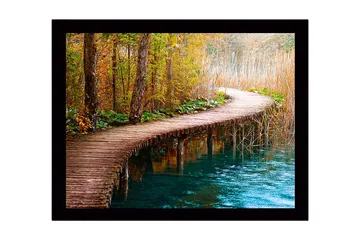 Inramad Canvastavla i trä - 41x56 cm - Vacker träbro som slingrar sig genom en höstlig skog - Grön / Orange / Blå - Inredning - Tavlor & posters - Canvastavla