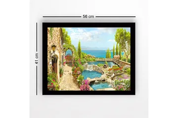 Inramad Canvastavla i trä - 41x56 cm - Vacker trädgård med blomsterarrangemang och en stilla vattenyta - Grön / Rosa / Blå - Inredning - Tavlor & posters - Canvastavla