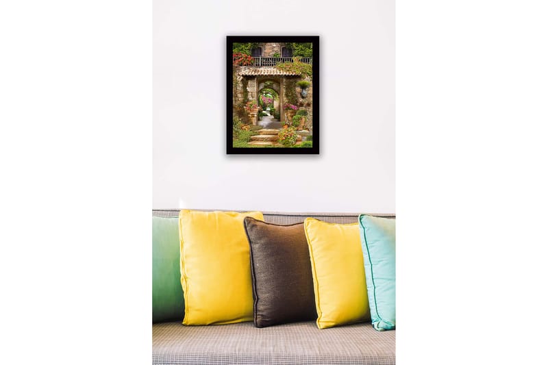 Inramad Canvastavla i trä - 41x56 cm - Vacker trädgård med blomsterarrangemang och stenarkitektur - Grön / Rosa / Beige - Inredning - Tavlor & posters - Canvastavla