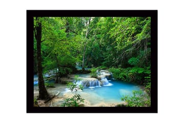 Inramad Canvastavla i trä - 41x56 cm - Vacker vattenfall i en grönskande skogsmiljö - Grön / Blå / Beige - Inredning - Tavlor & posters - Canvastavla