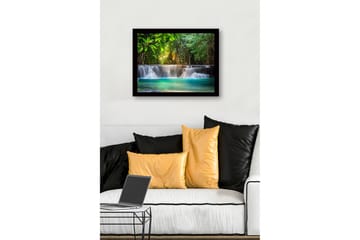 Inramad Canvastavla i trä - 41x56 cm - Vacker vattenfall i en grönskande skogsmiljö - Grön / Turkos / Brun - Inredning - Tavlor & posters - Canvastavla