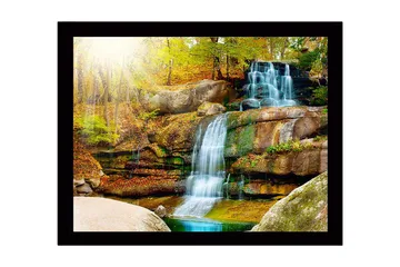 Inramad Canvastavla i trä - 41x56 cm - Vacker vattenfall i en höstlig skogsmiljö - Grön / Orange / Blå - Inredning - Tavlor & posters - Canvastavla