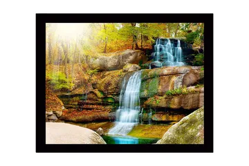 Inramad Canvastavla i trä - 41x56 cm - Vacker vattenfall i en höstlig skogsmiljö - Grön / Orange / Blå - Inredning - Tavlor & posters - Canvastavla