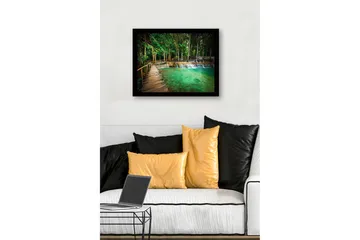 Inramad Canvastavla i trä - 41x56 cm - Vacker vattenfall med grönskande omgivning - Grön / Turkos / Brun - Inredning - Tavlor & posters - Canvastavla