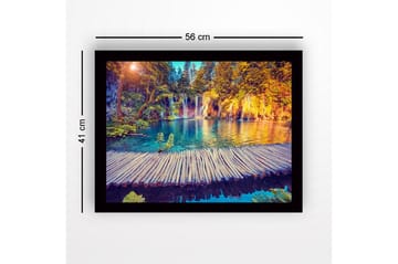 Inramad Canvastavla i trä - 41x56 cm - Vacker vattenfall med klart blått vatten omgiven av grönskande träd och växter - Blå / Grön / Orange - Inredning - Tavlor & posters - Canvastavla