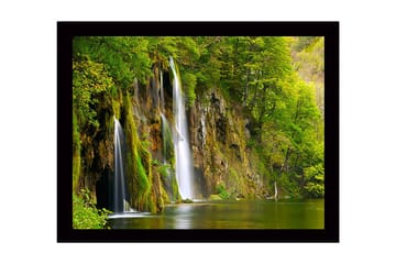 Inramad Canvastavla i trä - 41x56 cm - Vacker vattenfall omgiven av frodig grönska - Grön / Brun / Blå - Inredning - Tavlor & posters - Canvastavla