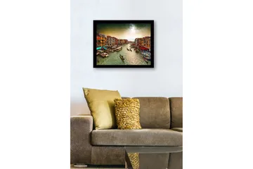 Inramad Canvastavla i trä - 41x56 cm - Vacker vy över en kanal i Venedig med färgglada byggnader och gondoler - Grön / Orange / Blå - Inredning - Tavlor & posters - Canvastavla