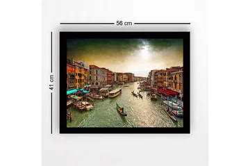 Inramad Canvastavla i trä - 41x56 cm - Vacker vy över en kanal i Venedig med färgglada byggnader och gondoler - Grön / Orange / Blå - Inredning - Tavlor & posters - Canvastavla