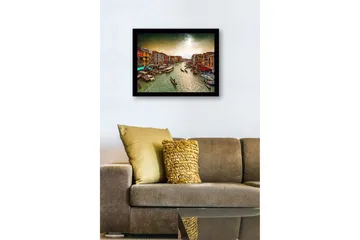 Inramad Canvastavla i trä - 41x56 cm - Vacker vy över en kanal i Venedig med färgglada byggnader och gondoler - Grön / Orange / Blå - Inredning - Tavlor & posters - Canvastavla