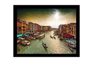 Inramad Canvastavla i trä - 41x56 cm - Vacker vy över en kanal i Venedig med färgglada byggnader och gondoler - Grön / Orange / Blå - Inredning - Tavlor & posters - Canvastavla