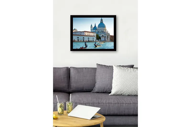 Inramad Canvastavla i trä - 41x56 cm - Vacker vy av venetianska gondoler vid en historisk byggnad - Blå / Vit / Grå - Inredning - Tavlor & posters - Canvastavla