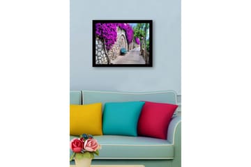 Inramad Canvastavla i trä - 41x56 cm - Vacker promenad med bougainvillea som pryder en stenmur - Lila / Grön / Beige - Inredning - Tavlor & posters - Canvastavla