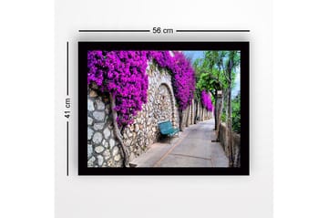 Inramad Canvastavla i trä - 41x56 cm - Vacker promenad med bougainvillea som pryder en stenmur - Lila / Grön / Beige - Inredning - Tavlor & posters - Canvastavla