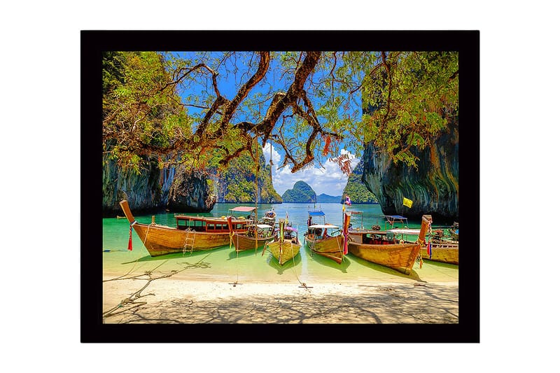 Inramad Canvastavla i trä - 41x56 cm - Vackra långbåtar vid en tropisk strand med klippformationer i bakgrunden, Grön / Blå / Brun