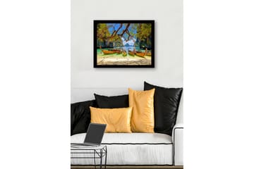 Inramad Canvastavla i trä - 41x56 cm - Vackra långbåtar vid en tropisk strand med klippformationer i bakgrunden - Grön / Blå / Brun - Inredning - Tavlor & posters - Canvastavla