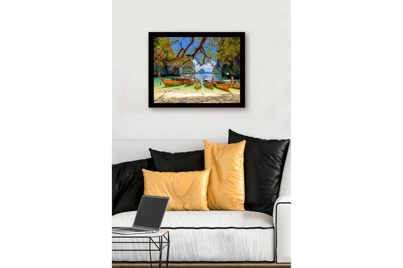 Inramad Canvastavla i trä - 41x56 cm - Vackra långbåtar vid en tropisk strand med klippformationer i bakgrunden - Grön / Blå / Brun - Inredning - Tavlor & posters - Canvastavla