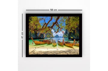 Inramad Canvastavla i trä - 41x56 cm - Vackra långbåtar vid en tropisk strand med klippformationer i bakgrunden - Grön / Blå / Brun - Inredning - Tavlor & posters - Canvastavla