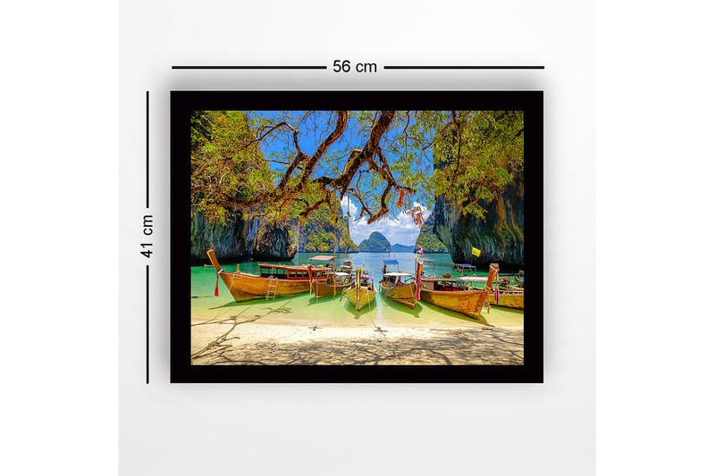 Inramad Canvastavla i trä - 41x56 cm - Vackra långbåtar vid en tropisk strand med klippformationer i bakgrunden - Grön / Blå / Brun - Inredning - Tavlor & posters - Canvastavla