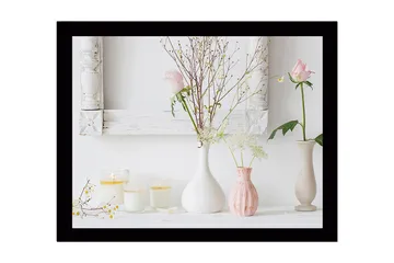 Inramad Canvastavla i trä - 41x56 cm - Vackra vaser med blommor och ljusarrangemang - Vit / Ljusrosa / Beige - Inredning - Tavlor & posters - Canvastavla