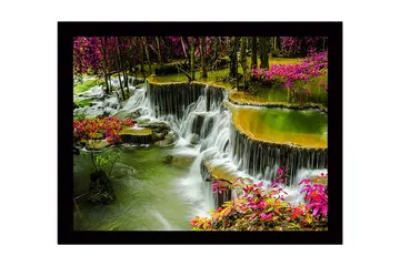 Inramad Canvastavla i trä - 41x56 cm - Vattenfall omgiven av färgglada blommor och grönska - Grön / Rosa / Gul - Inredning - Tavlor & posters - Canvastavla