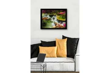 Inramad Canvastavla i trä - 41x56 cm - Vattenfall omgiven av färgglada blommor och grönska - Grön / Rosa / Gul - Inredning - Tavlor & posters - Canvastavla