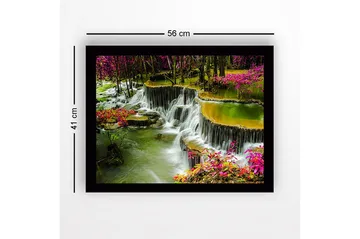 Inramad Canvastavla i trä - 41x56 cm - Vattenfall omgiven av färgglada blommor och grönska - Grön / Rosa / Gul - Inredning - Tavlor & posters - Canvastavla