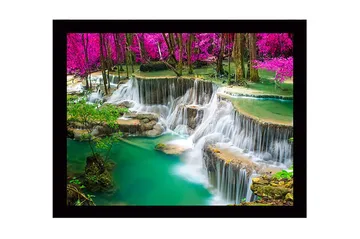 Inramad Canvastavla i trä - 41x56 cm - Vattenfall omgivna av frodig grönska och rosa träd - Turkos / Grön / Rosa - Inredning - Tavlor & posters - Canvastavla