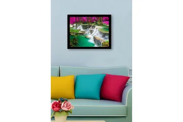 Inramad Canvastavla i trä - 41x56 cm - Vattenfall omgivna av frodig grönska och rosa träd - Turkos / Grön / Rosa - Inredning - Tavlor & posters - Canvastavla