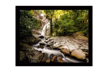 Inramad Canvastavla i trä - 41x56 cm - Vattenfall som strömmar genom en grönskande skogsmiljö - Grön / Grå / Brun - Inredning - Tavlor & posters - Canvastavla