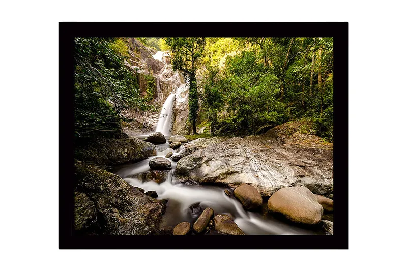 Inramad Canvastavla i trä - 41x56 cm - Vattenfall som strömmar genom en grönskande skogsmiljö, Grön / Grå / Brun