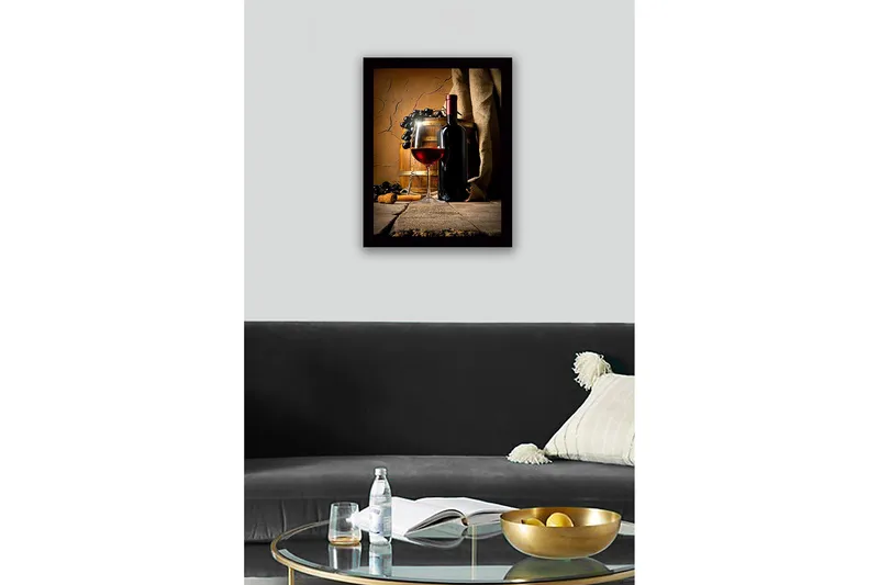 Inramad Canvastavla i trä - 41x56 cm - Vinflaska och glas med rödvin omgiven av druvor och ekfat - Röd / Svart / Brun - Inredning - Tavlor & posters - Canvastavla