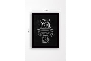 Inramad Canvastavla i trä - 41x56 cm - Vintage köksvåg med en kavel och texten Start Baking - Svart / Vit - Inredning - Tavlor & posters - Canvastavla