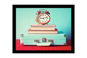 Inramad Canvastavla i trä - 41x56 cm - Vintage klocka på staplade böcker ovanpå en resväska - Turkos / Röd / Vit - Inredning - Tavlor & posters - Canvastavla