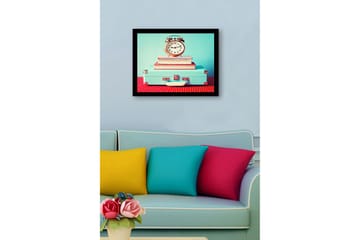 Inramad Canvastavla i trä - 41x56 cm - Vintage klocka på staplade böcker ovanpå en resväska - Turkos / Röd / Vit - Inredning - Tavlor & posters - Canvastavla