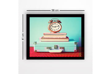 Inramad Canvastavla i trä - 41x56 cm - Vintage klocka på staplade böcker ovanpå en resväska - Turkos / Röd / Vit - Inredning - Tavlor & posters - Canvastavla