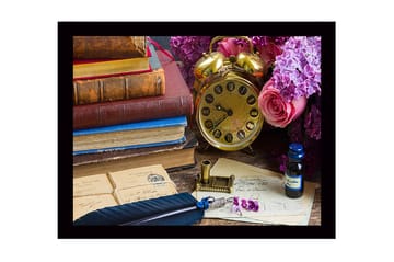 Inramad Canvastavla i trä - 41x56 cm - Vintage skrivbordsscen med böcker, klocka och blommor - Guld / Lila / Rosa - Inredning - Tavlor & posters - Canvastavla